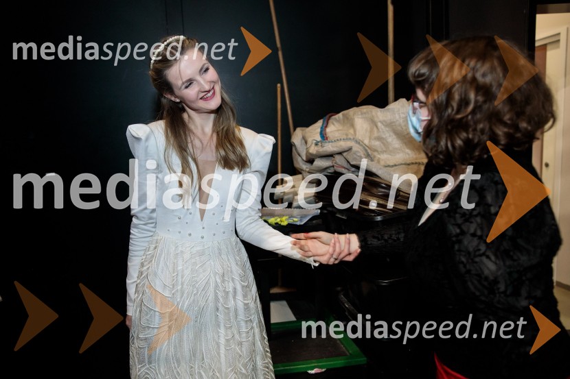  Lucija Harum, igralka;  Anika Velišček, šepetalkaTridesetletnice, premiera tragikomične predstave