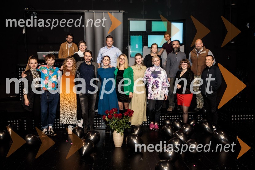  Lara Fortuna, igralka;  Matic Hrovat, kostumograf;  Anže Vrabec, avtor glasbenih priredb in korepetitor;  Tijana Zinajić, režiserka;  Mirjam Drnovšček, direktorica, SNG Nova Gorica;  Jure Kopušar, igralec;  Anuša  Kodelja, igralka;  Marko Bratuš, umetniški vodja SNG Nova Gorica;  Tereza  Gregorič, dramaturginja;  Lucija Harum, igralka;  Eva Mahkovic, dramaturginja;  ... ;  Žiga Udir, igralec;  ... ;  Anika Velišček, šepetalka;  ... ;  ... Tridesetletnice, premiera tragikomične predstave