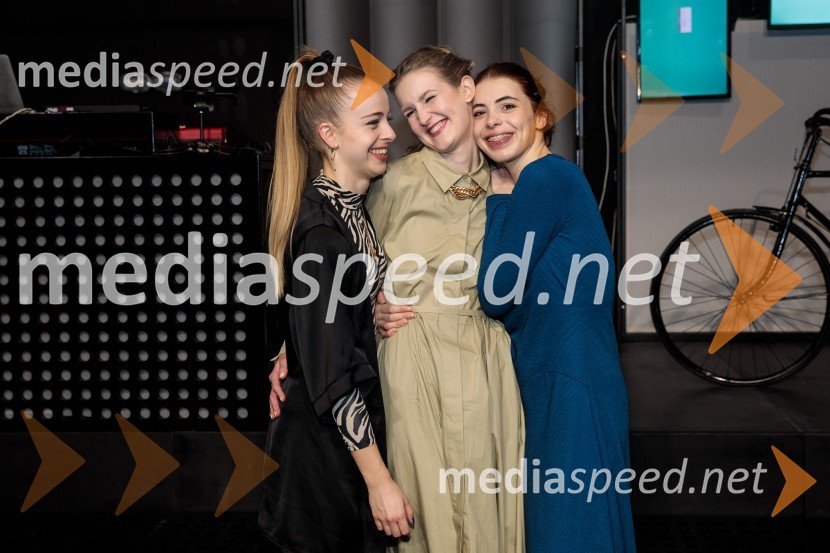  Lara Fortuna, igralka;  Lucija Harum, igralka;  Anuša  Kodelja, igralkaTridesetletnice, premiera tragikomične predstave