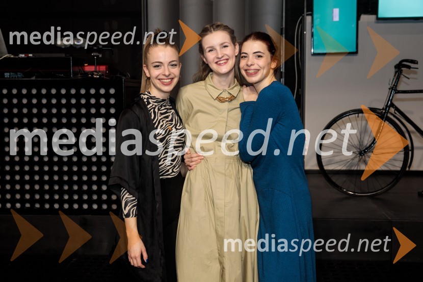  Lara Fortuna, igralka;  Lucija Harum, igralka;  Anuša  Kodelja, igralkaTridesetletnice, premiera tragikomične predstave