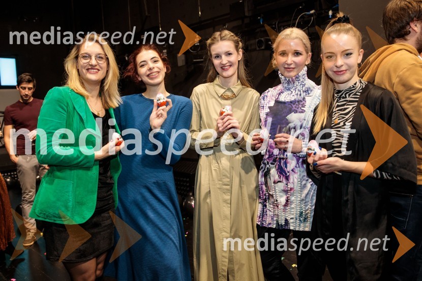 Tereza  Gregorič, dramaturginja;  Anuša  Kodelja, igralka;  Lucija Harum, igralka;  Eva Mahkovic, dramaturginja;  Lara Fortuna, igralkaTridesetletnice, premiera tragikomične predstave