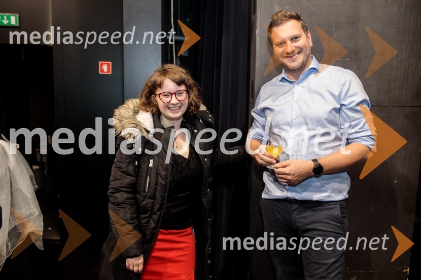  Anika Velišček, šepetalka;  Marko Bratuš, umetniški vodja SNG Nova GoricaTridesetletnice, premiera tragikomične predstave