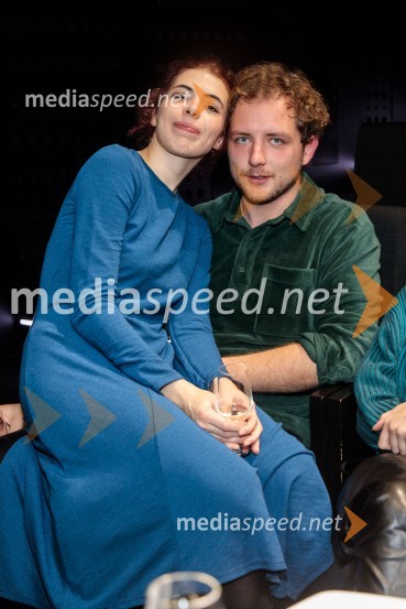  Anuša  Kodelja, igralka;  Jaka Smerkolj Simoneti, dramaturg in kritikTridesetletnice, premiera tragikomične predstave