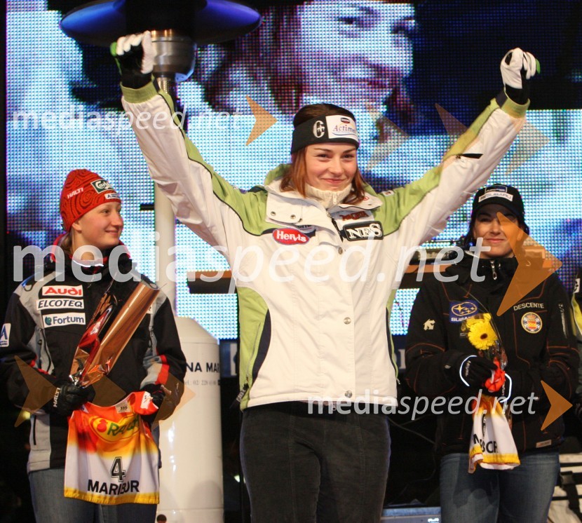 Smučarke Tanja Poutiainen, Finska, Tina Maze, Slovenija in Maria Rienda Contreras, Španija 
(žrebanje štartnih številk za Veleslalom)42. Zlata lisica