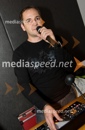 Dare Cedilnik, animator večera in DJ in moderator Radia HitPredstavitev strokovno-znanstvene revije Akademija MM in zabava Društva za marketing Slovenije