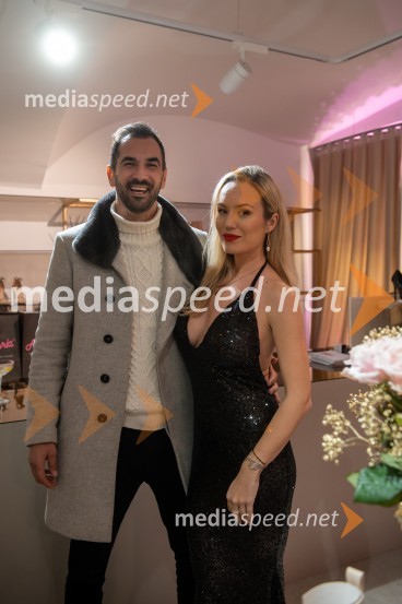  Marko  Pavlović, podjetnik;  Katarina Benček, social media influencerka, avtorica knjigeVražja dama Gordana predstavila svojo kolekcijo Mistique