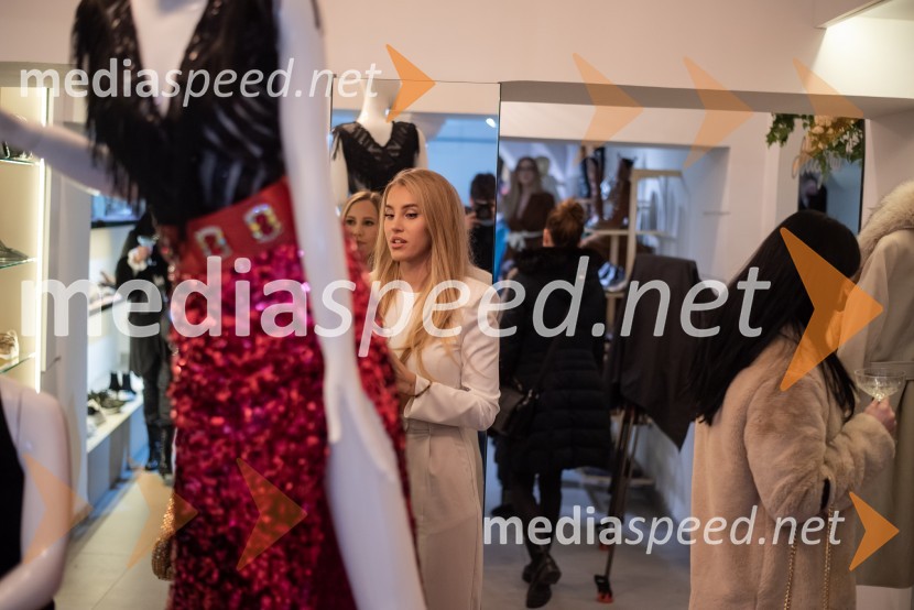  Tajda Lah, manekenkaVražja dama Gordana predstavila svojo kolekcijo Mistique