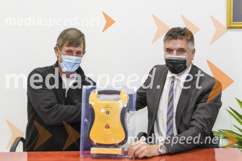  Danilo  Kacijan, župan občine Cankova;  Sandi Štefan Flisar, direktor območne enote Zavarovalnica Triglav Murska SobotaZavarovalnica Triglav predala defibrilator občini Cankova