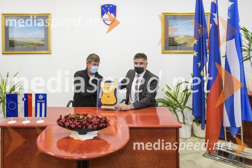  Danilo  Kacijan, župan občine Cankova;  Sandi Štefan Flisar, direktor območne enote Zavarovalnica Triglav Murska SobotaZavarovalnica Triglav predala defibrilator občini Cankova