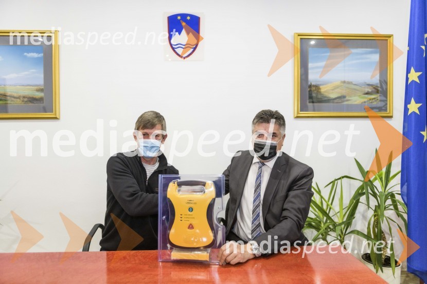  Danilo  Kacijan, župan občine Cankova;  Sandi Štefan Flisar, direktor območne enote Zavarovalnica Triglav Murska SobotaZavarovalnica Triglav predala defibrilator občini Cankova