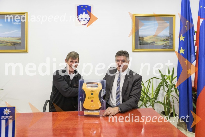  Danilo  Kacijan, župan občine Cankova;  Sandi Štefan Flisar, direktor območne enote Zavarovalnica Triglav Murska SobotaZavarovalnica Triglav predala defibrilator občini Cankova