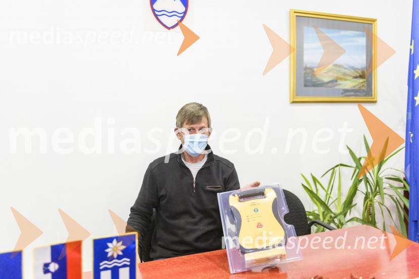  Danilo  Kacijan, župan občine CankovaZavarovalnica Triglav predala defibrilator občini Cankova