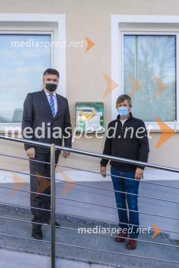  Sandi Štefan Flisar, direktor območne enote Zavarovalnica Triglav Murska Sobota;  Danilo  Kacijan, župan občine CankovaZavarovalnica Triglav predala defibrilator občini Cankova