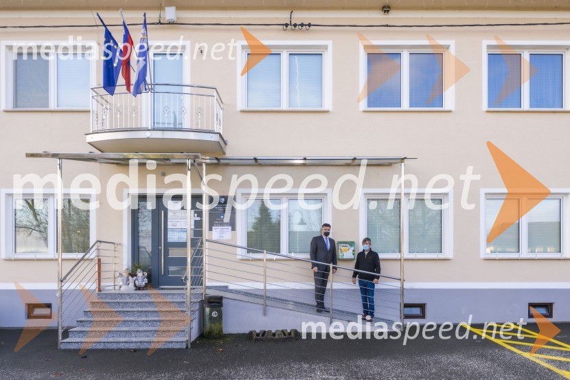  Sandi Štefan Flisar, direktor območne enote Zavarovalnica Triglav Murska Sobota;  Danilo  Kacijan, župan občine CankovaZavarovalnica Triglav predala defibrilator občini Cankova