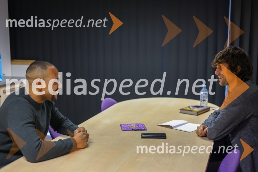  Marcos  Tavares, nogometaš, NK Maribor;  Lucijan Zalokar, novinar, DeloMarcos Tavares, kapetan NK Maribor ob izidu knjige Legenda