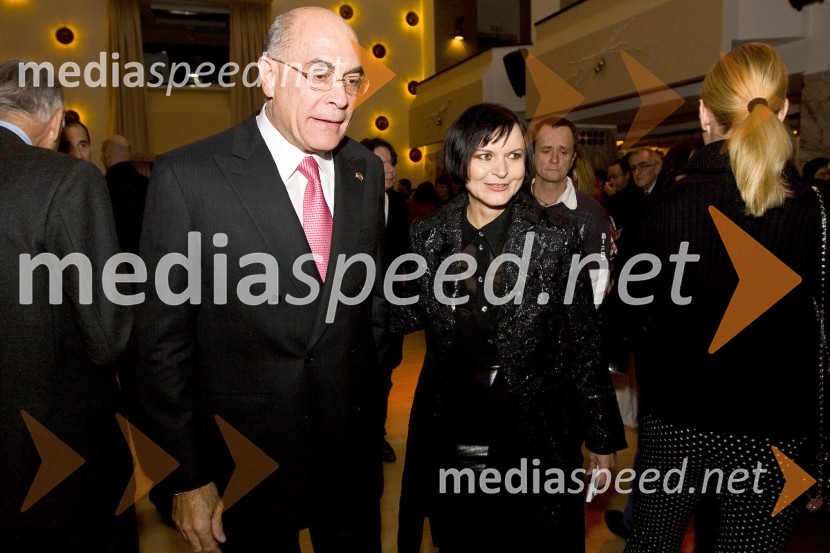 Yousif B. Ghafari, ameriški veleposlanik v Sloveniji in Jožica Brodarič, vodja projekta TrendTrend 2008, podelitev nagrad za modno in vizualno ustvarjalnost