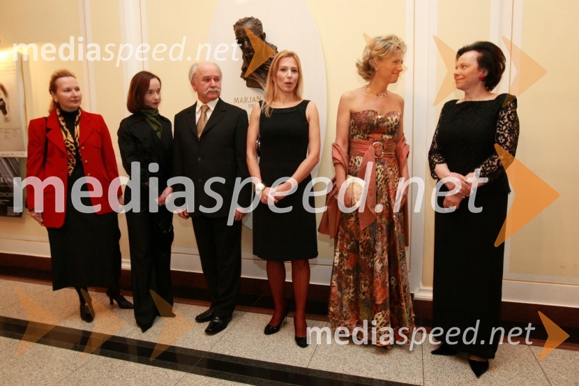 Dr. Marta Frelih, scenaristka in režiserka, Veronika Drolc, igralka, Rado Likon, producent, Vilma Štritof Čretnik, koscenaristka in dramaturginja filma o Almi Karlin, Aleša Kandus, predsednica uprave podjetja Medex in predsednica Društva poslovnih žensk FAM in Barbara Miklič Türk, soproga predsednika RSDobrodelni koncert Društva poslovnih žensk FAM za film o Almi Karlin