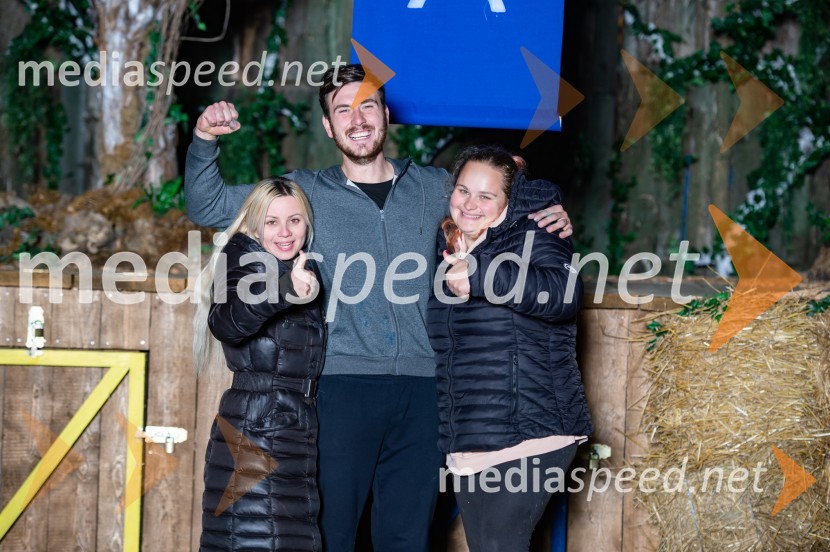  Nina Radi;  Tilen  Brglez, zmagovalec resničnostnega šova Kmetija 2021;  Karin LipovnikZmagovalec Kmetije 2021 je postal Tilen Brglez