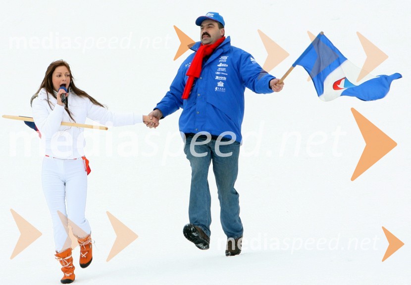 Pevka Natalija Verboten z navijačem
(odpovedan veleslalom)42. Zlata lisica