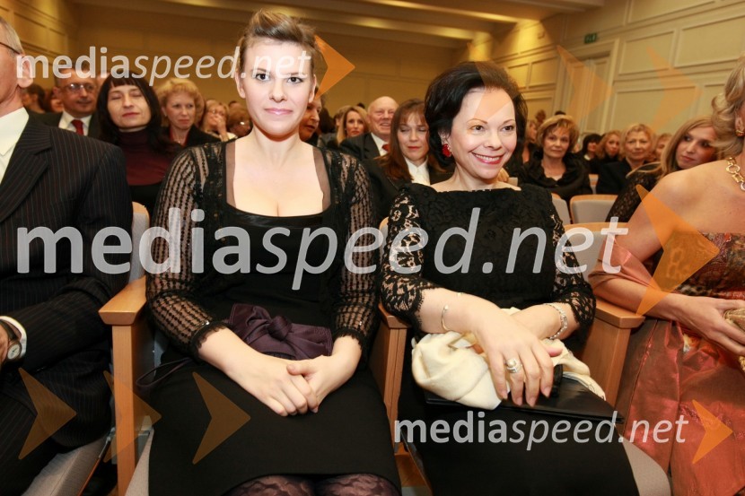 Helena Türk, hči predsednika RS in Barbara Miklič Türk, soproga predsednika RSDobrodelni koncert Društva poslovnih žensk FAM za film o Almi Karlin