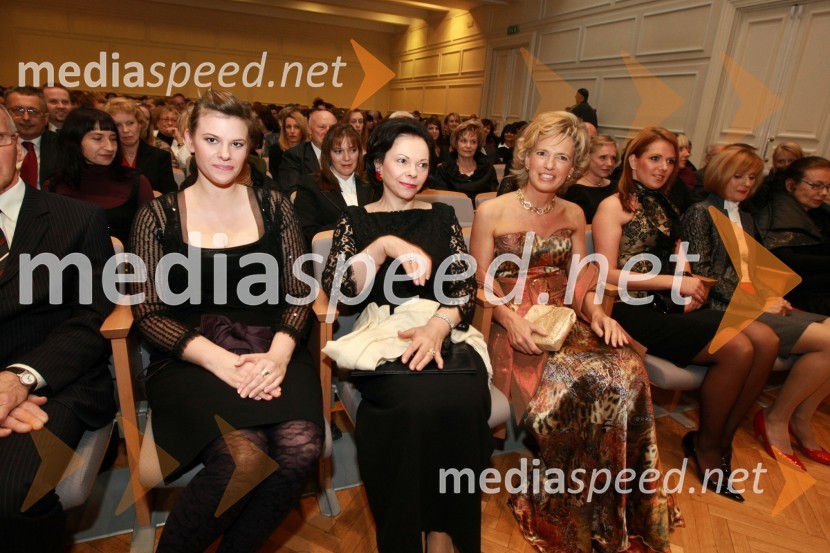 Helena Türk, hči predsednika RS, Barbara Miklič Türk, soproga predsednika RS, Aleša Kandus, predsednica uprave podjetja Medex in predsednica Društva poslovnih žensk FAM in Bernarda Trebušak, generalna direktorica NameDobrodelni koncert Društva poslovnih žensk FAM za film o Almi Karlin