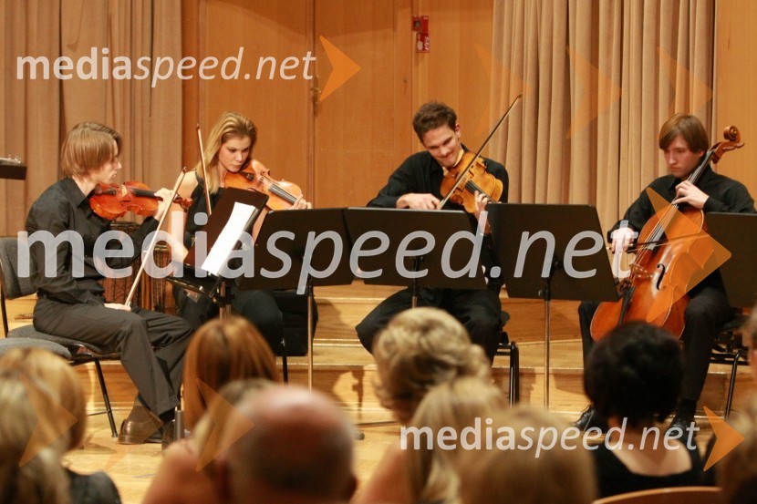 Godalni kvartet FiascoDobrodelni koncert Društva poslovnih žensk FAM za film o Almi Karlin