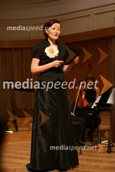 Maja Gal Štromar, voditeljica prireditve ter igralka v filmu o Almi KarlinDobrodelni koncert Društva poslovnih žensk FAM za film o Almi Karlin