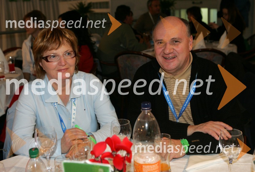 Danilo Šef, direktor podjetja Dravske elektrarne d.o.o z ženo Marinko
(odpovedan veleslalom)42. Zlata lisica