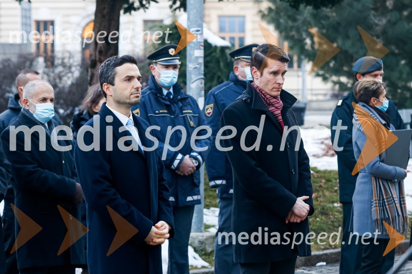  Matej Tonin, podpredsednik vlade in minister za obrambo;  Janez Černe, podžupan Mestne občine KranjOdkritje spominskega obeležja braniteljem vojne za samostojno Slovenijo