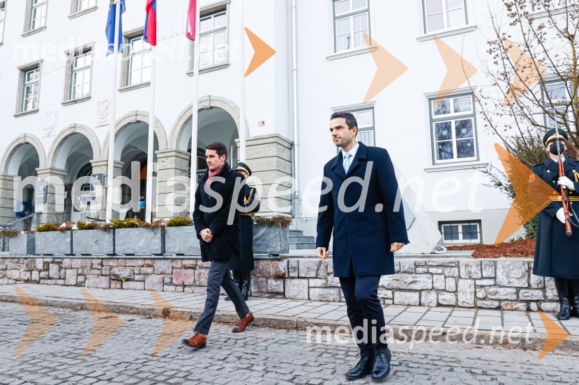  Janez Černe, podžupan Mestne občine Kranj;  Matej Tonin, podpredsednik vlade in minister za obramboOdkritje spominskega obeležja braniteljem vojne za samostojno Slovenijo