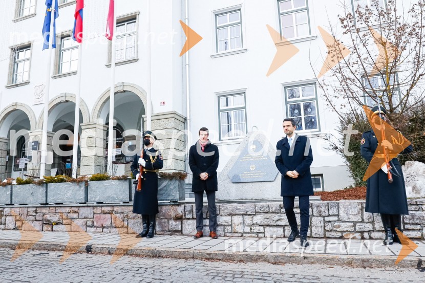  ... ;  Janez Černe, podžupan Mestne občine Kranj;  Matej Tonin, podpredsednik vlade in minister za obrambo;  ... Odkritje spominskega obeležja braniteljem vojne za samostojno Slovenijo