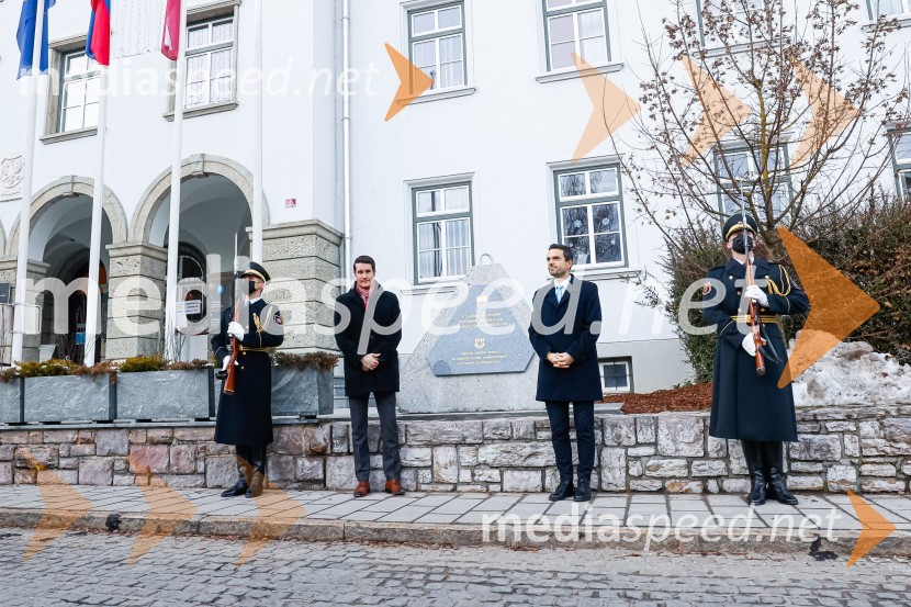  Janez Černe, podžupan Mestne občine Kranj;  Matej Tonin, podpredsednik vlade in minister za obramboOdkritje spominskega obeležja braniteljem vojne za samostojno Slovenijo