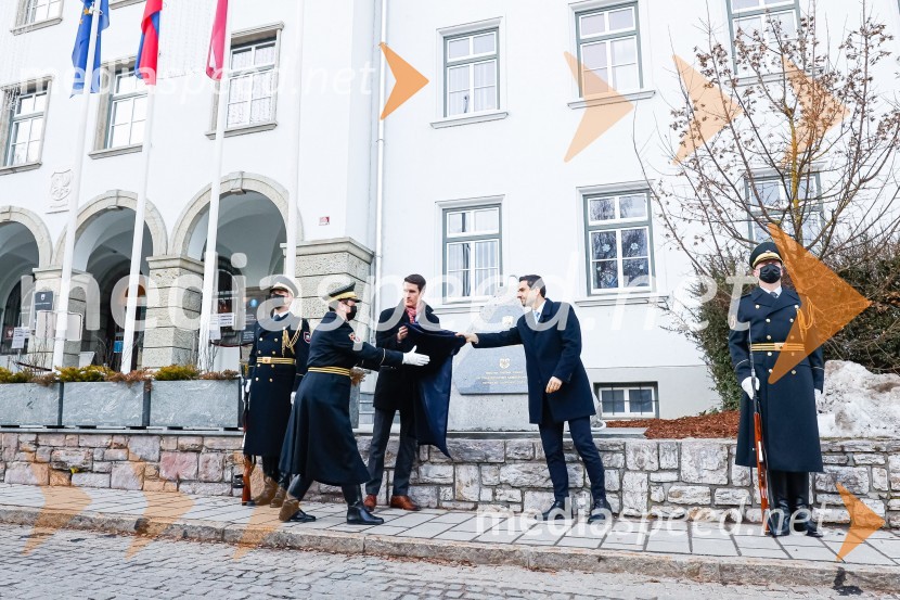  Janez Černe, podžupan Mestne občine Kranj;  Matej Tonin, podpredsednik vlade in minister za obramboOdkritje spominskega obeležja braniteljem vojne za samostojno Slovenijo
