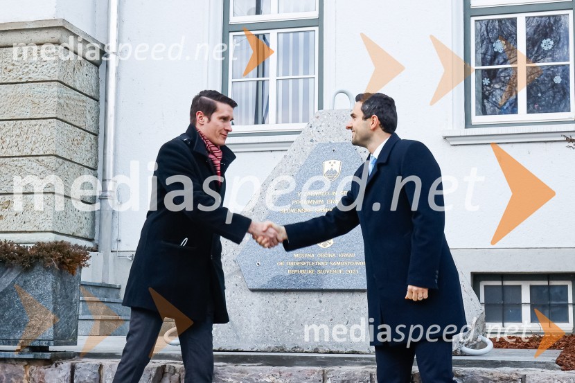  Janez Černe, podžupan Mestne občine Kranj;  Matej Tonin, podpredsednik vlade in minister za obramboOdkritje spominskega obeležja braniteljem vojne za samostojno Slovenijo