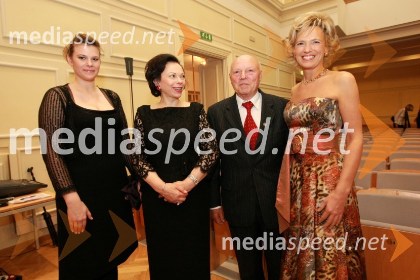 Helena Türk, hči predsednika RS, Barbara Miklič Türk, soproga predsednika RS, Aleš Mižigoj, nekdanji direktor podjetja Medex in Aleša Kandus, predsednica uprave podjetja Medex in predsednica Društva poslovnih žensk FAMDobrodelni koncert Društva poslovnih žensk FAM za film o Almi Karlin