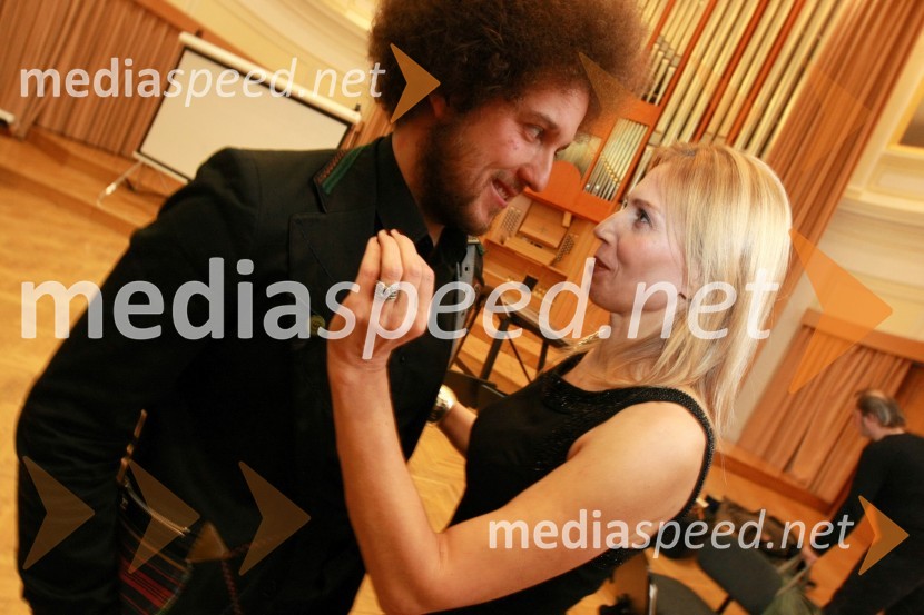 Janez Dovč, harmonikaš in Vilma Štritof Čretnik, koscenaristka in dramaturginja filma o Almi KarlinDobrodelni koncert Društva poslovnih žensk FAM za film o Almi Karlin