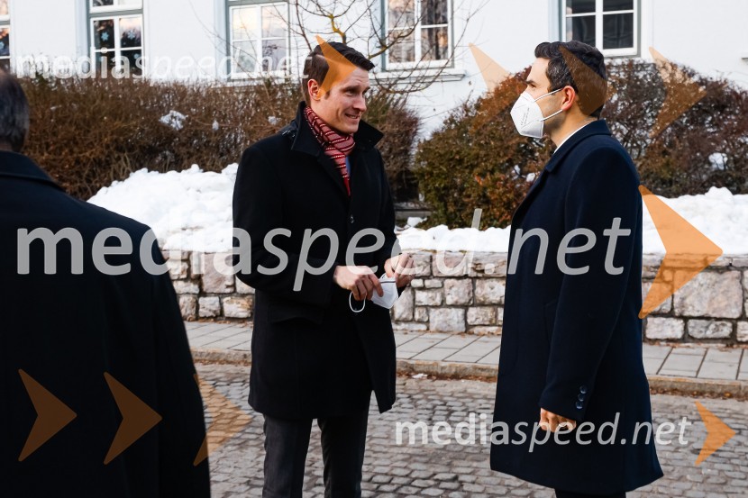  Janez Černe, podžupan Mestne občine Kranj;  Matej Tonin, podpredsednik vlade in minister za obramboOdkritje spominskega obeležja braniteljem vojne za samostojno Slovenijo