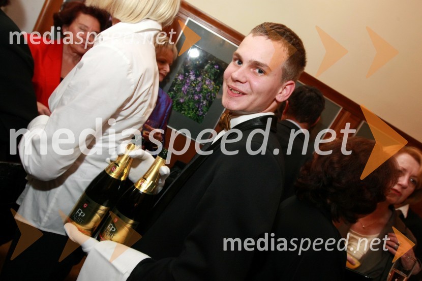 NatakarDobrodelni koncert Društva poslovnih žensk FAM za film o Almi Karlin