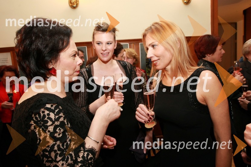 Barbara Miklič Türk, soproga predsednika RS, Helena Türk, hči predsednika RS in Vilma Štritof Čretnik, koscenaristka in dramaturginja filma o Almi KarlinDobrodelni koncert Društva poslovnih žensk FAM za film o Almi Karlin