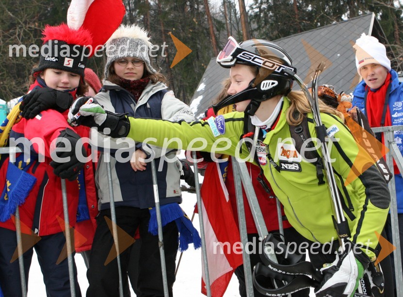 Smučarka Ana Drev, Slovenija med deljenjem avtogramov
(odpovedan veleslalom)42. Zlata lisica