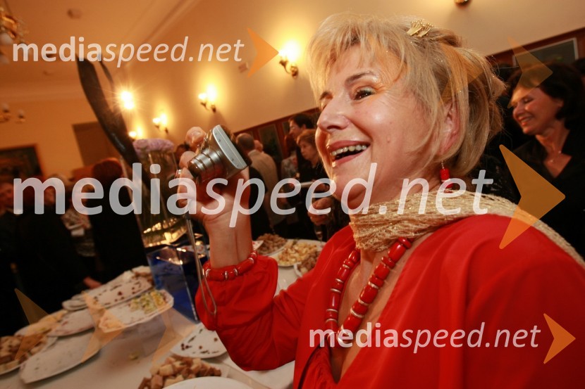 Doroteja Omahen, podpredsednica društva SILADobrodelni koncert Društva poslovnih žensk FAM za film o Almi Karlin