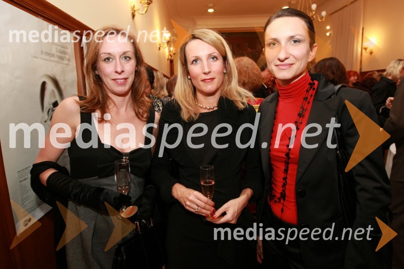 Barbara Boh, direktorica Alpe adria marketing d.o.o. (desno) s prijateljicamaDobrodelni koncert Društva poslovnih žensk FAM za film o Almi Karlin