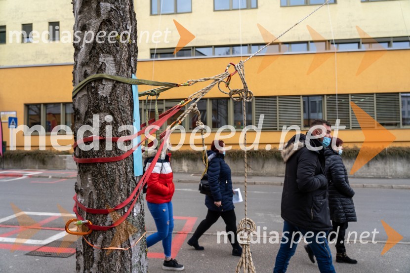 Spust božičkov iz vrha Klinike za prediatrijo Maribor