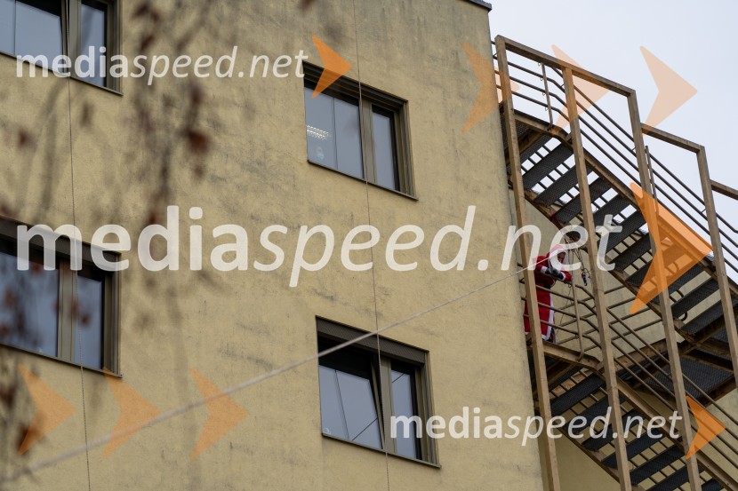 Spust božičkov iz vrha Klinike za prediatrijo Maribor