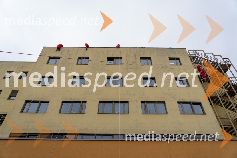 Spust božičkov iz vrha Klinike za prediatrijo Maribor