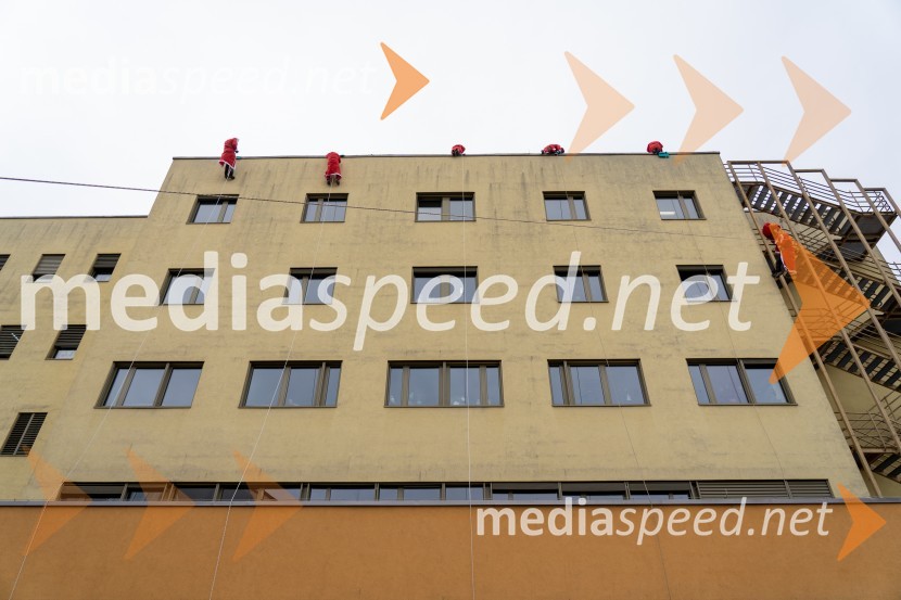 Spust božičkov iz vrha Klinike za prediatrijo Maribor