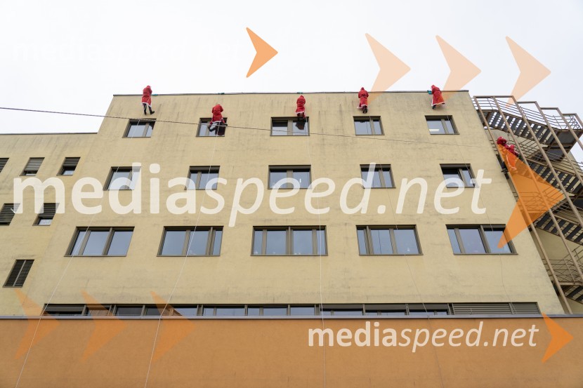 Spust božičkov iz vrha Klinike za prediatrijo Maribor