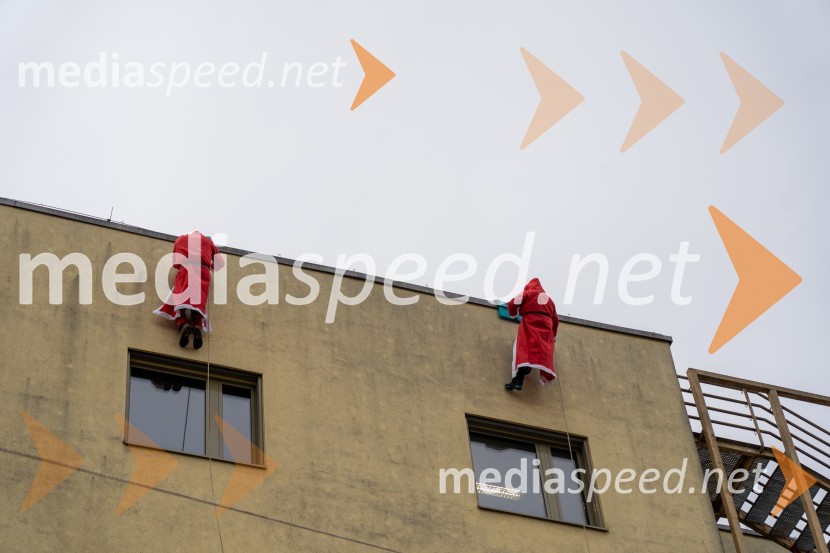 Spust božičkov iz vrha Klinike za prediatrijo Maribor