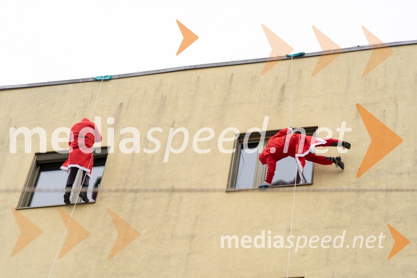 Spust božičkov iz vrha Klinike za prediatrijo Maribor