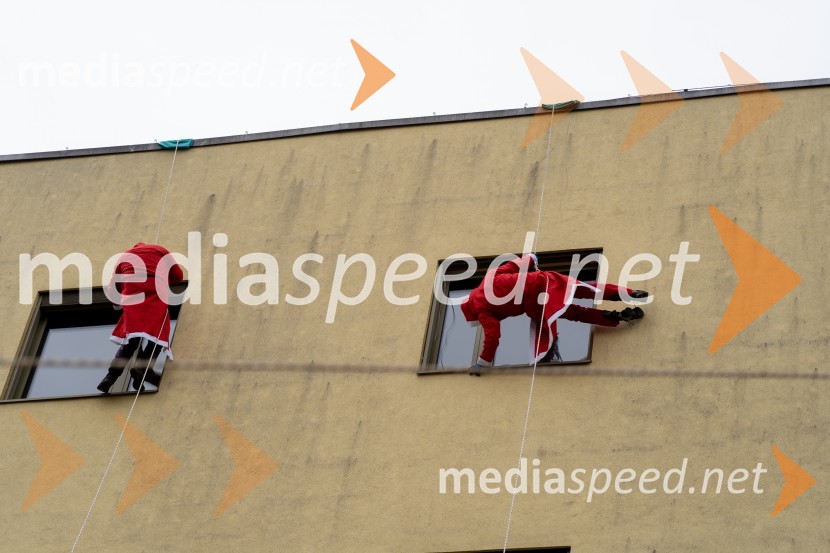 Spust božičkov iz vrha Klinike za prediatrijo Maribor